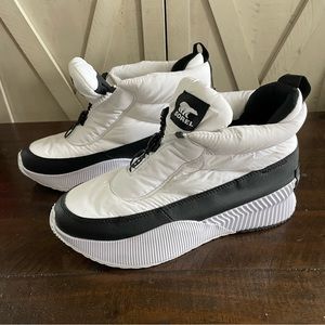 Sorel Womens Out N About III Puffy Ankle Winter Boots White Black Zipper 8.5 New